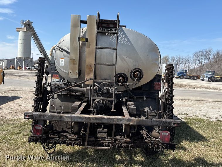 image for item FH7020 1997 Ford F800 oil distributor truck