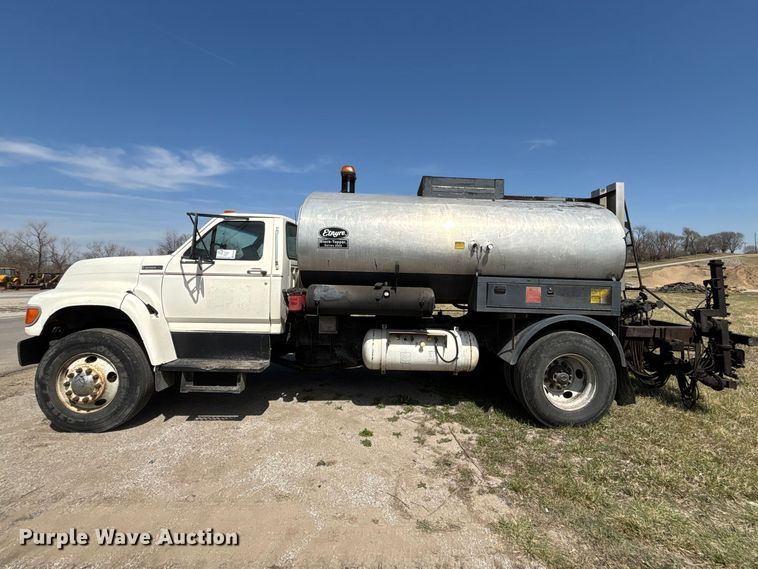 image for item FH7020 1997 Ford F800 oil distributor truck