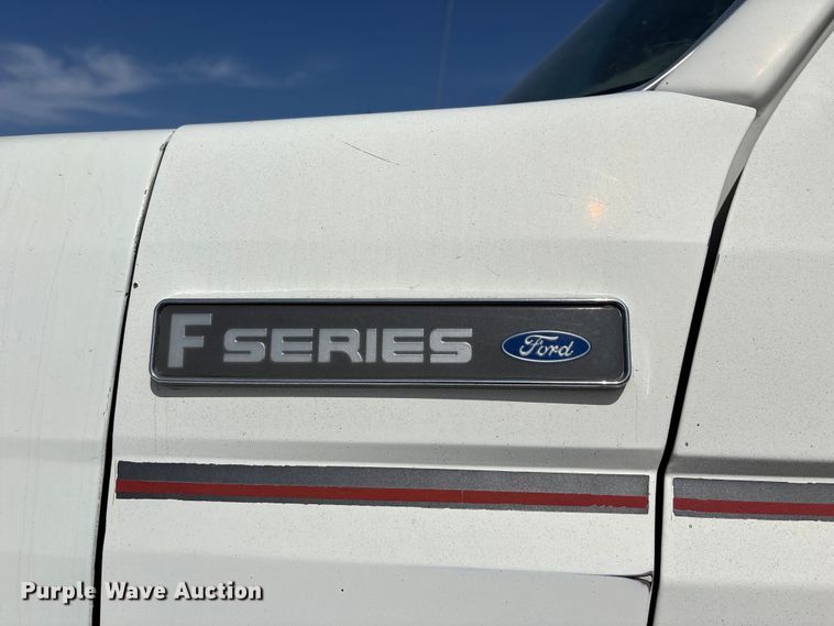 image for item FH7020 1997 Ford F800 oil distributor truck