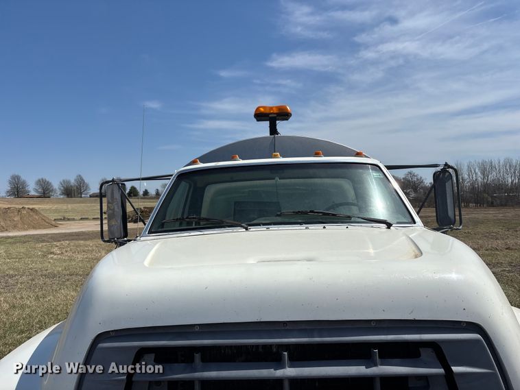 image for item FH7020 1997 Ford F800 oil distributor truck