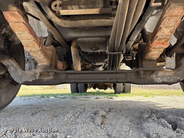 image for item FH7020 1997 Ford F800 oil distributor truck