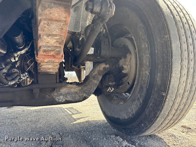 image for item FH7020 1997 Ford F800 oil distributor truck