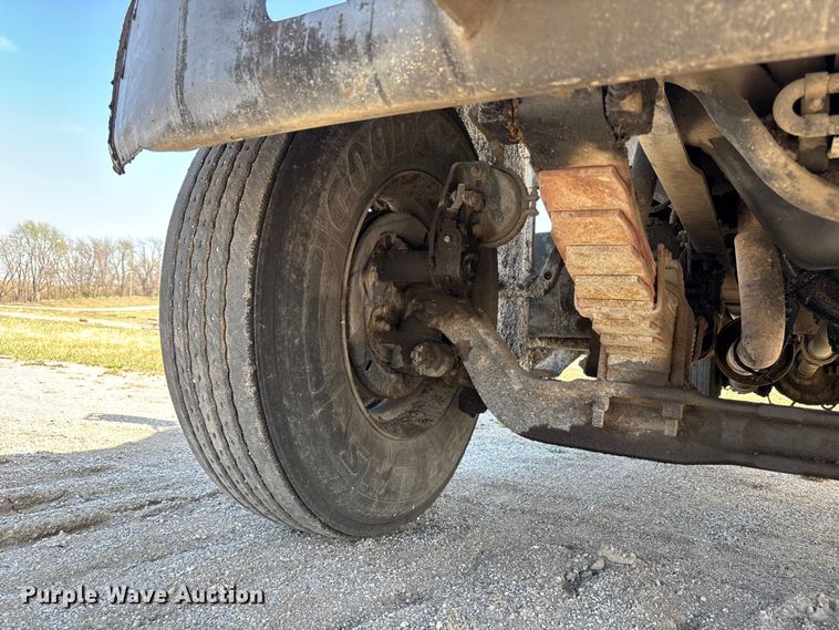 image for item FH7020 1997 Ford F800 oil distributor truck