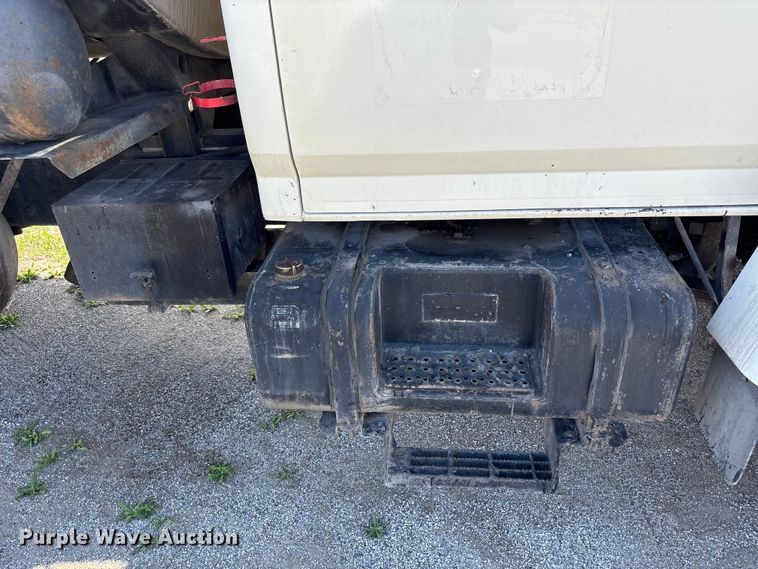 image for item FH7020 1997 Ford F800 oil distributor truck