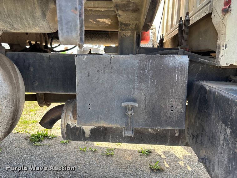 image for item FH7020 1997 Ford F800 oil distributor truck