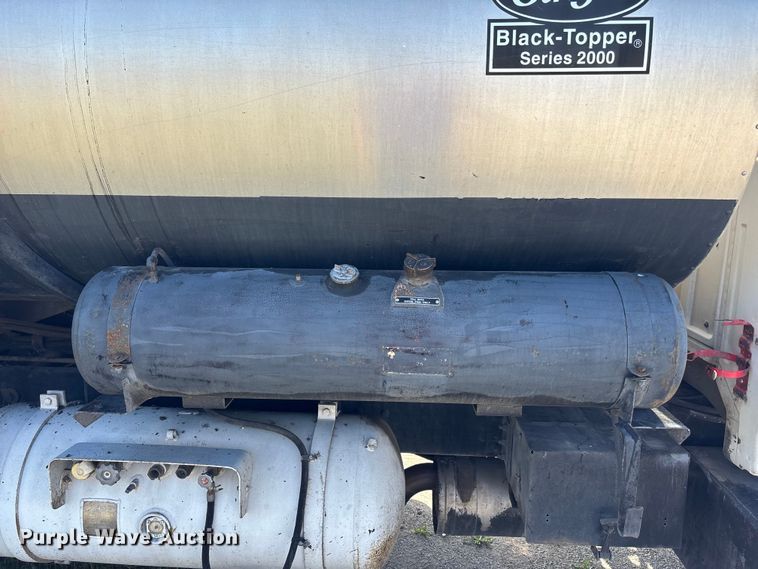 image for item FH7020 1997 Ford F800 oil distributor truck