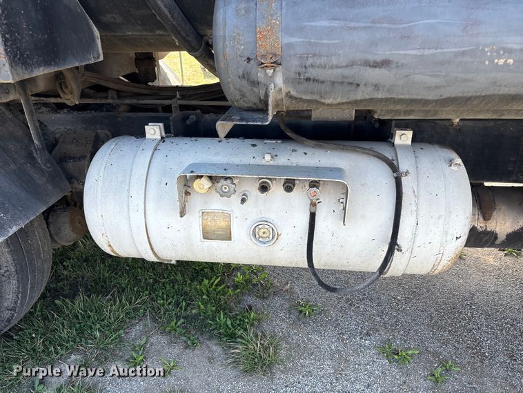 image for item FH7020 1997 Ford F800 oil distributor truck