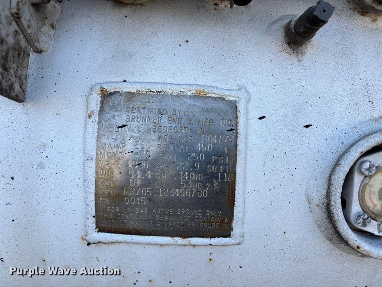 image for item FH7020 1997 Ford F800 oil distributor truck