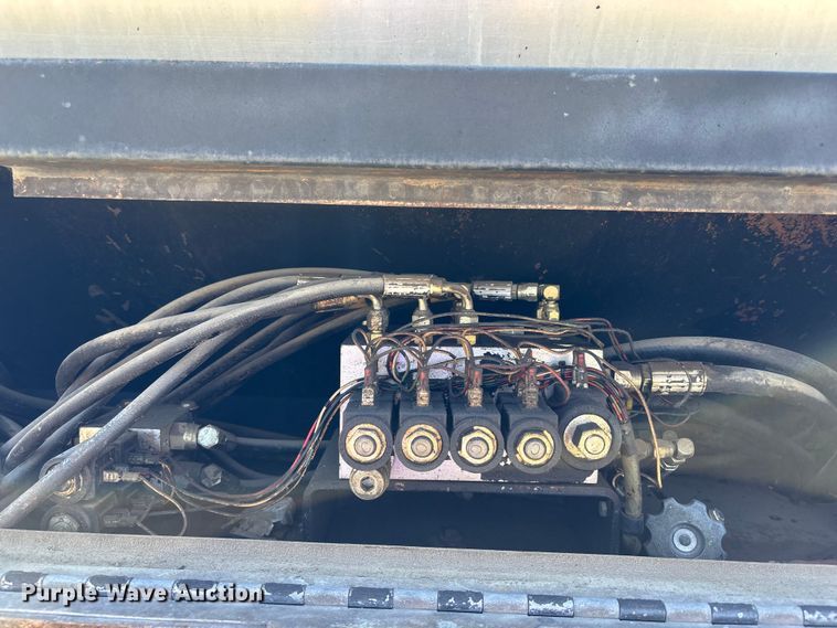 image for item FH7020 1997 Ford F800 oil distributor truck