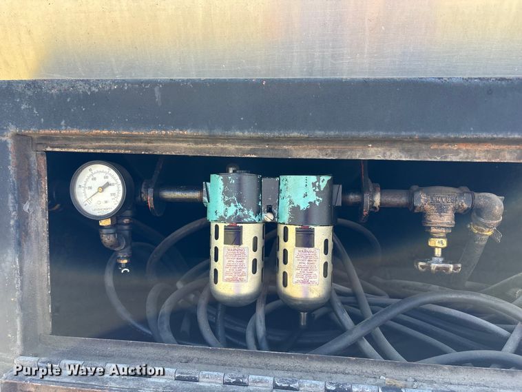 image for item FH7020 1997 Ford F800 oil distributor truck