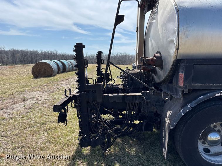 image for item FH7020 1997 Ford F800 oil distributor truck