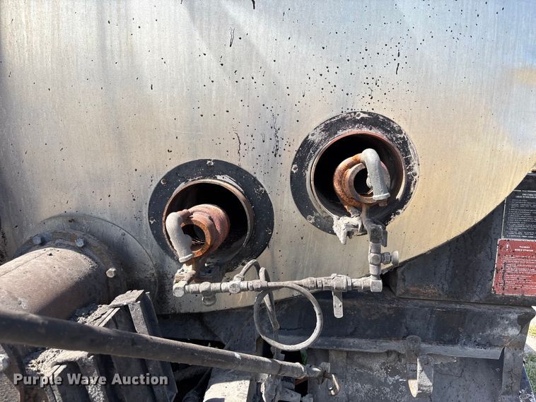 image for item FH7020 1997 Ford F800 oil distributor truck