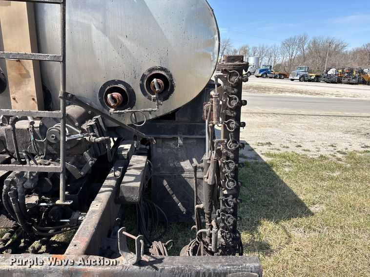 image for item FH7020 1997 Ford F800 oil distributor truck