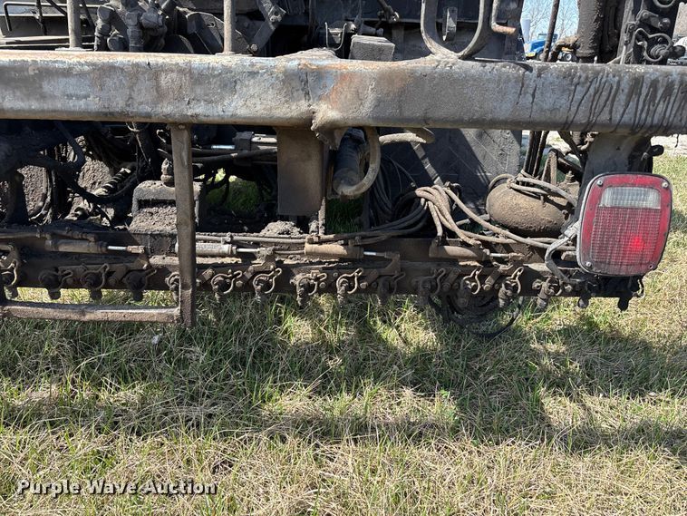 image for item FH7020 1997 Ford F800 oil distributor truck