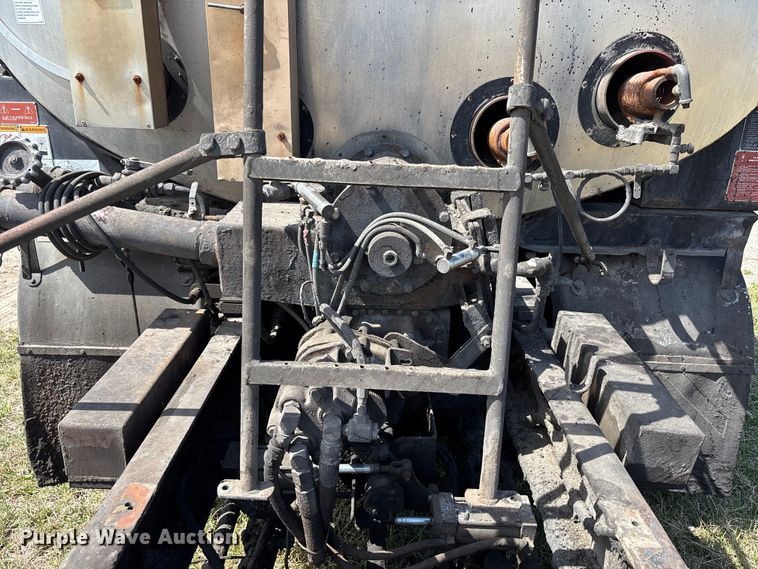 image for item FH7020 1997 Ford F800 oil distributor truck