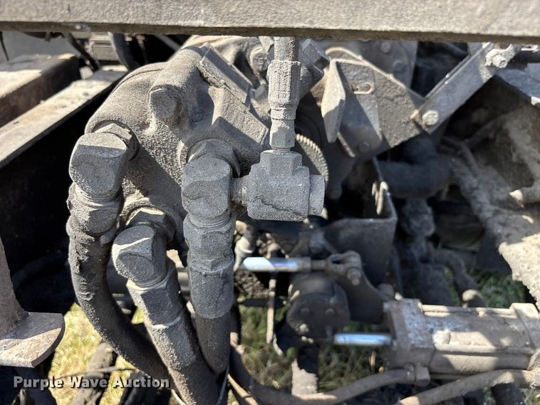 image for item FH7020 1997 Ford F800 oil distributor truck