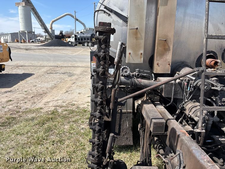 image for item FH7020 1997 Ford F800 oil distributor truck