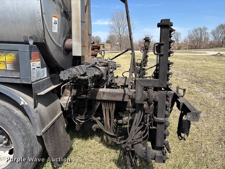 image for item FH7020 1997 Ford F800 oil distributor truck