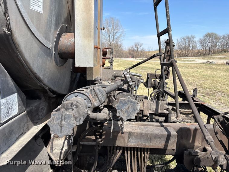 image for item FH7020 1997 Ford F800 oil distributor truck