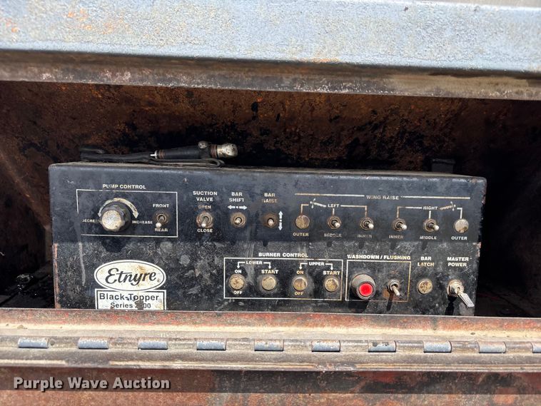 image for item FH7020 1997 Ford F800 oil distributor truck