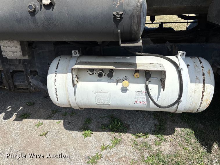 image for item FH7020 1997 Ford F800 oil distributor truck