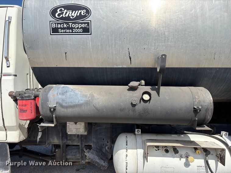 image for item FH7020 1997 Ford F800 oil distributor truck