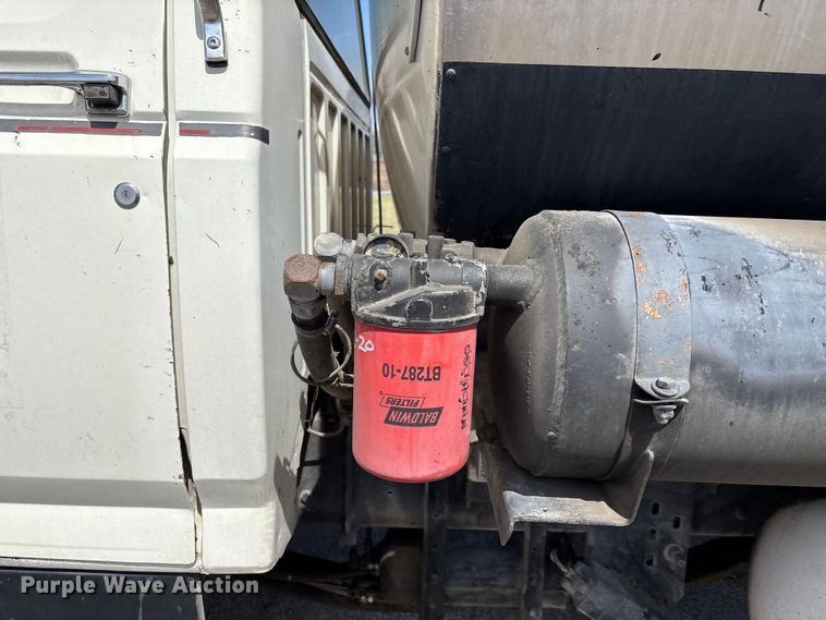 image for item FH7020 1997 Ford F800 oil distributor truck