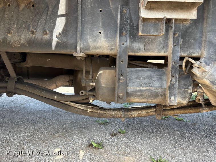 image for item FH7020 1997 Ford F800 oil distributor truck