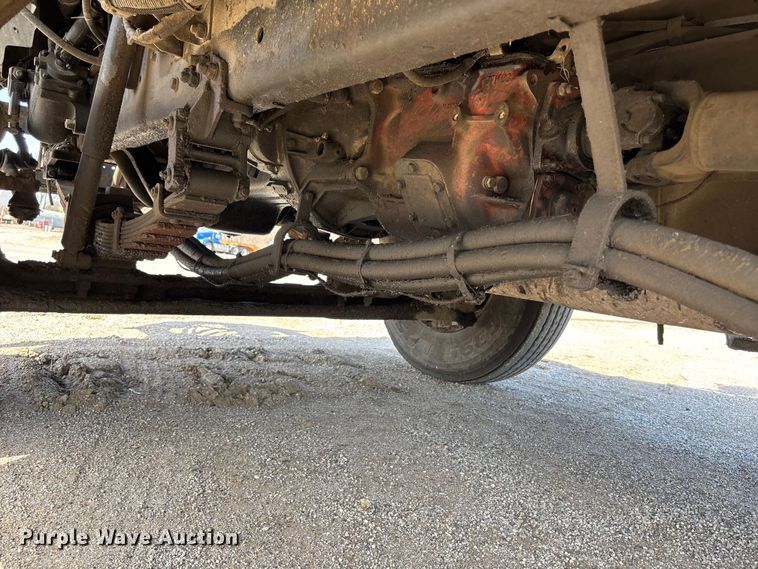 image for item FH7020 1997 Ford F800 oil distributor truck