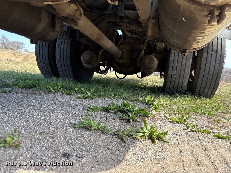 image for item FH7020 1997 Ford F800 oil distributor truck