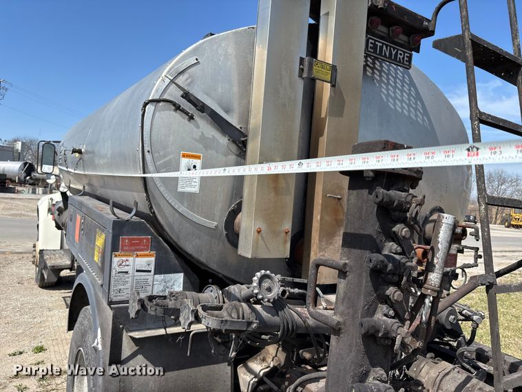 image for item FH7020 1997 Ford F800 oil distributor truck