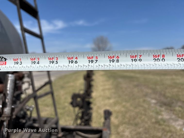 image for item FH7020 1997 Ford F800 oil distributor truck