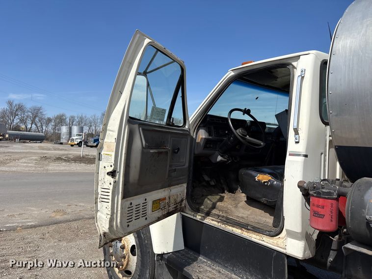 image for item FH7020 1997 Ford F800 oil distributor truck