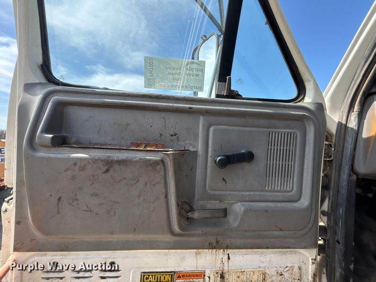 image for item FH7020 1997 Ford F800 oil distributor truck