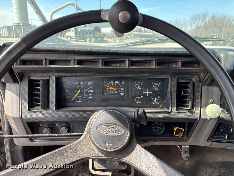 image for item FH7020 1997 Ford F800 oil distributor truck