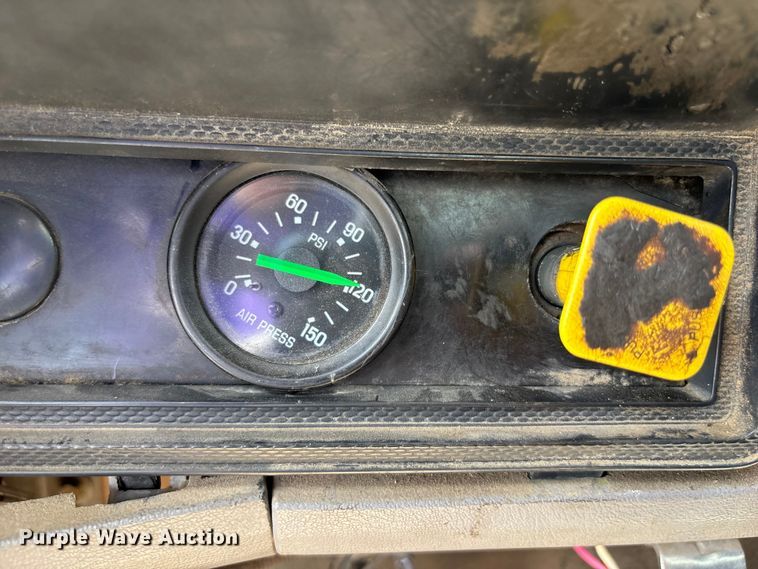 image for item FH7020 1997 Ford F800 oil distributor truck