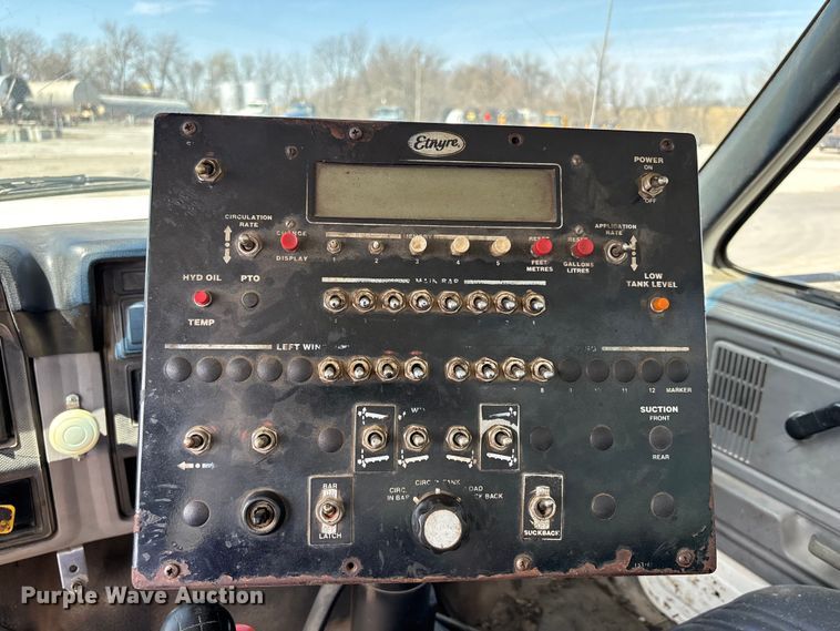 image for item FH7020 1997 Ford F800 oil distributor truck