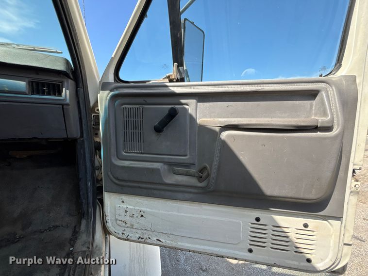 image for item FH7020 1997 Ford F800 oil distributor truck