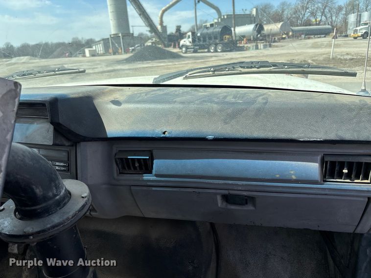 image for item FH7020 1997 Ford F800 oil distributor truck