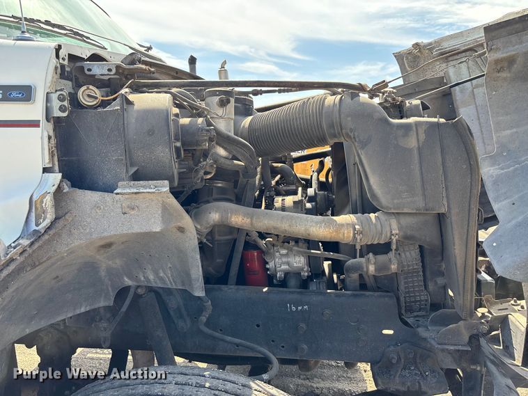 image for item FH7020 1997 Ford F800 oil distributor truck