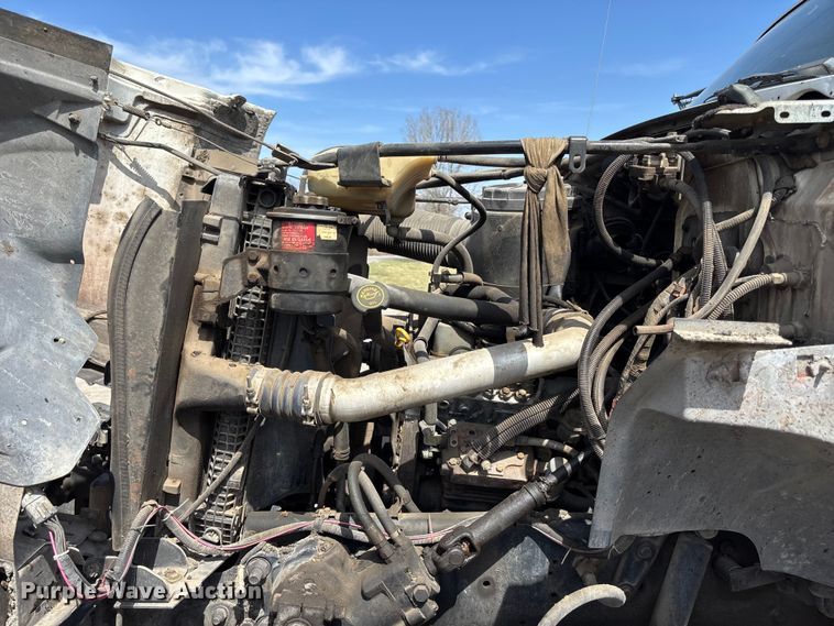 image for item FH7020 1997 Ford F800 oil distributor truck