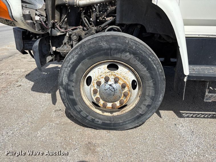 image for item FH7020 1997 Ford F800 oil distributor truck