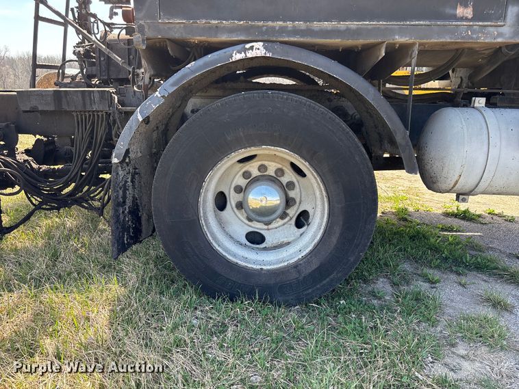 image for item FH7020 1997 Ford F800 oil distributor truck