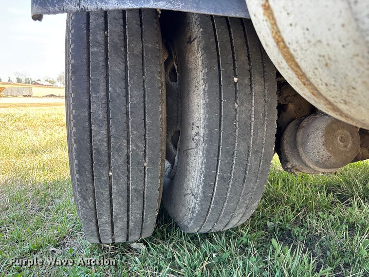 image for item FH7020 1997 Ford F800 oil distributor truck