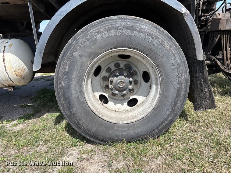 image for item FH7020 1997 Ford F800 oil distributor truck