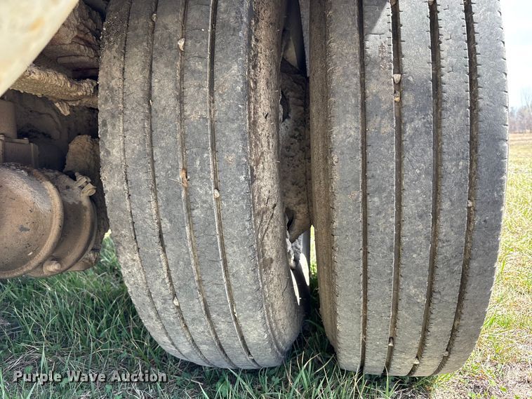 image for item FH7020 1997 Ford F800 oil distributor truck