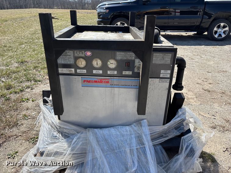 image for item FH7021 1995 Gardner Denver air compressor
