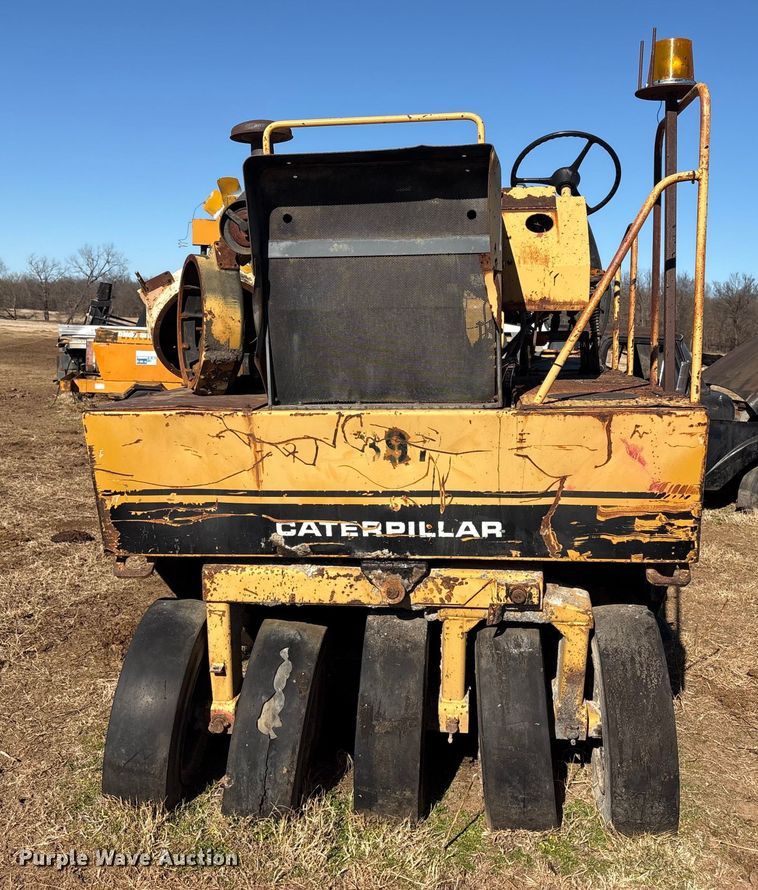 image for item FI0134 1986 Caterpillar PS-130 pneumatic roller