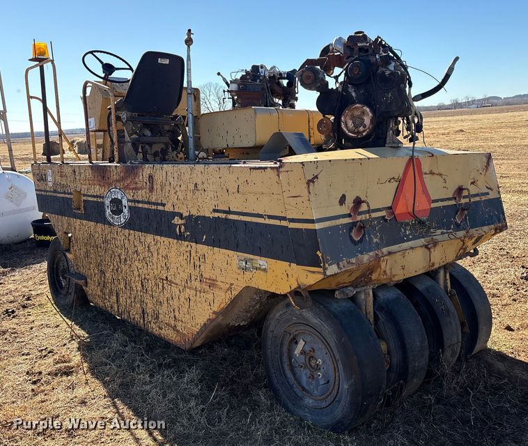 image for item FI0134 1986 Caterpillar PS-130 pneumatic roller