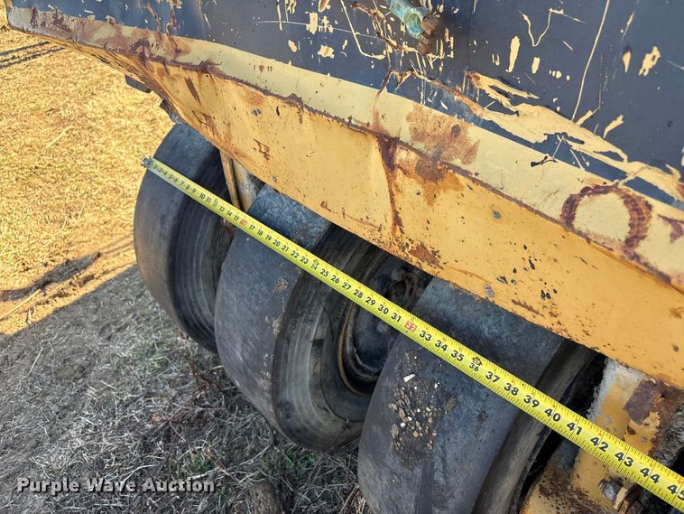 image for item FI0134 1986 Caterpillar PS-130 pneumatic roller